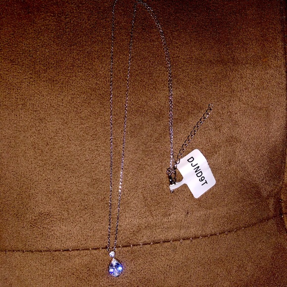 Charmd Aroma | Teardrop Necklace - Picture 2 of 5